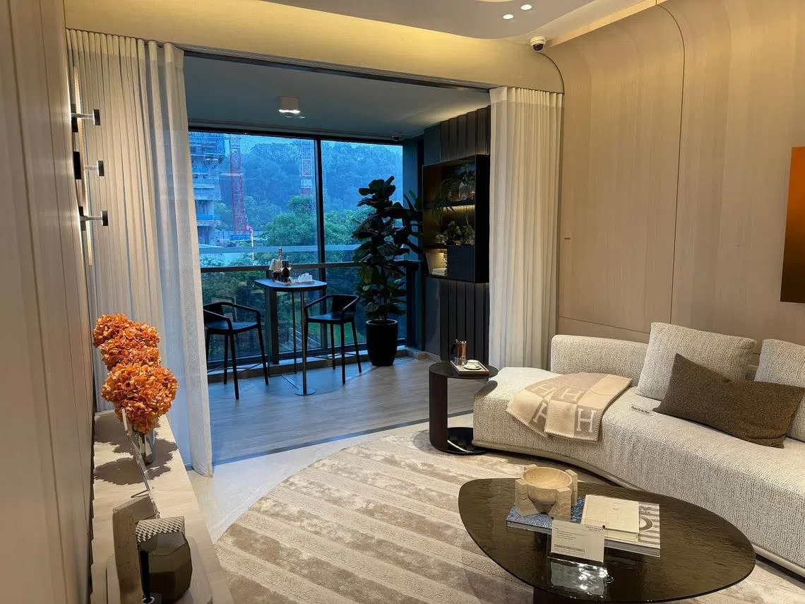 新推出的两房公寓示范单位客厅与阳台。（红蚂蚁摄）