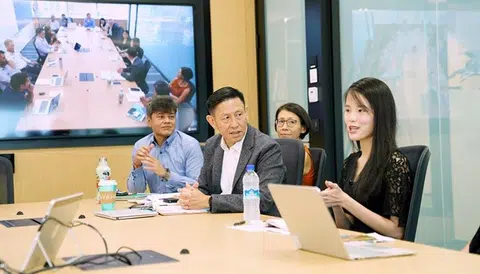 Regine（最右）参与了一日首席执行官（CEOx1Day）活动，深入了解了HP公司首席执行官的工作。（HP官网）