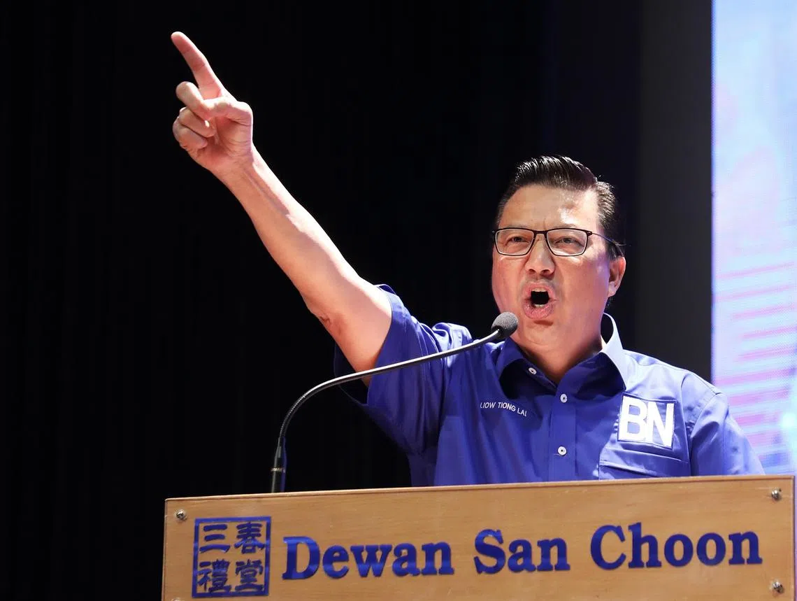 马华总会长廖中莱上个月在吉隆坡马华公会大厦礼堂台上宣布第14届大选竞选宣言。（联合早报）