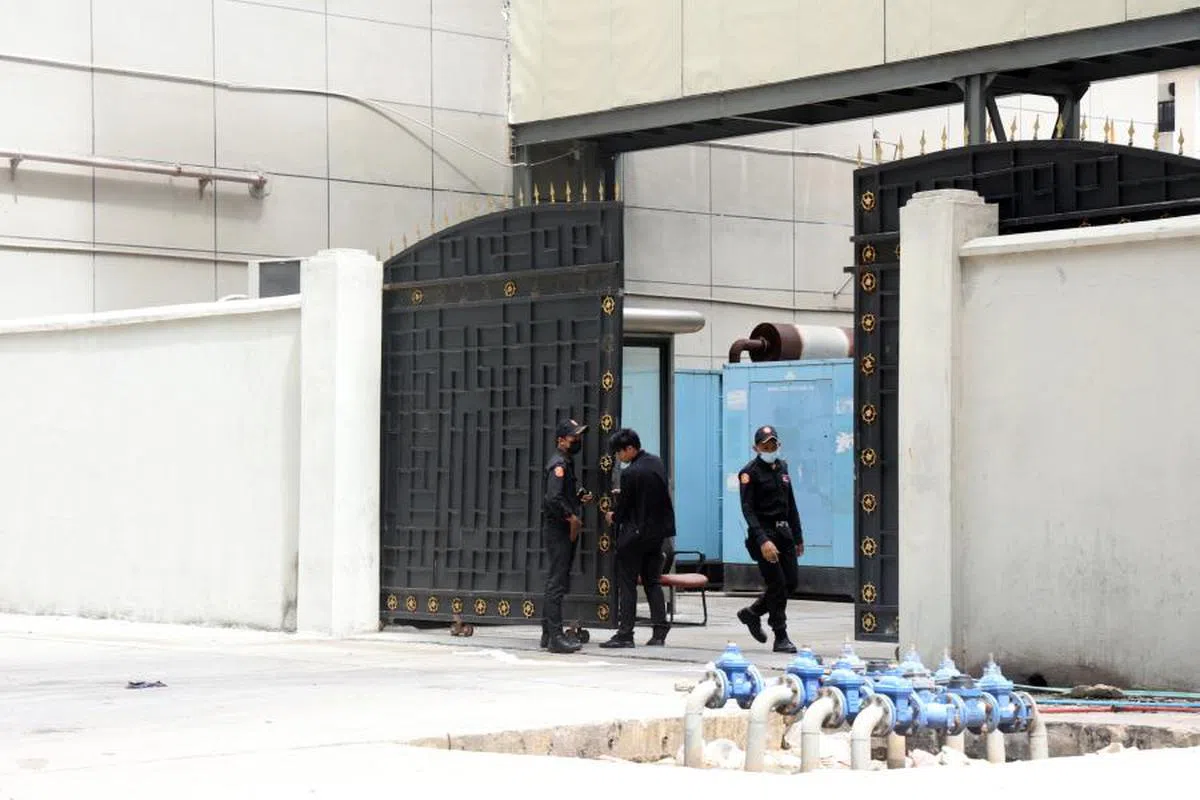 大批台马等地青年被骗至柬埔寨从事诈骗工作。图为西哈努克港其中一个诈骗集团所在地“中国城”，园区的大门保安森严，以防止受害者逃走。（联合早报）