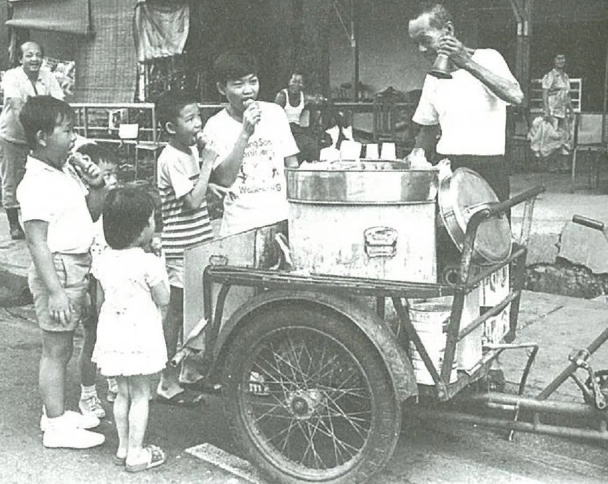 放学后吃个冰淇淋，慰劳一下自己。（新加坡儿童协会）