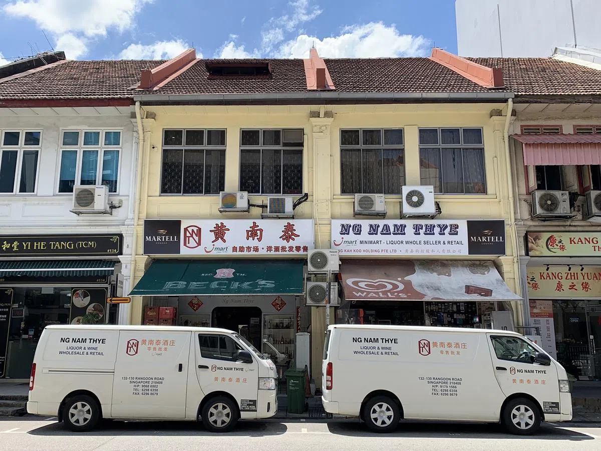 黄南泰酒庄在仰光路买下两个店面，左边是货仓，右边是杂货店。（刘智澎摄）