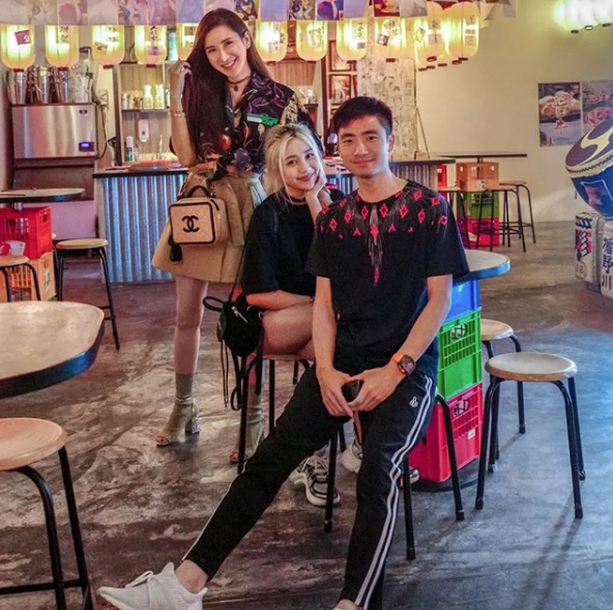  真的难以看出是妈妈和孩子们合照，看上去更像是姐弟......（Instagram:ec24m） 