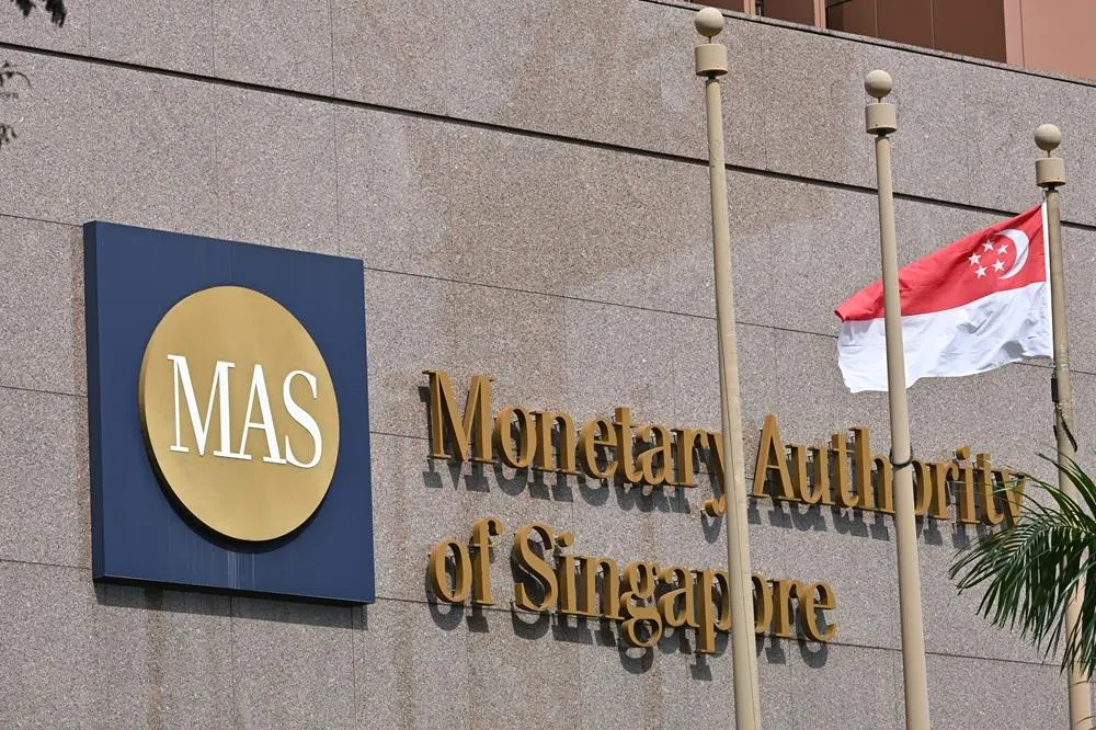 金融管理局的职能包括监管银行等金融机构。