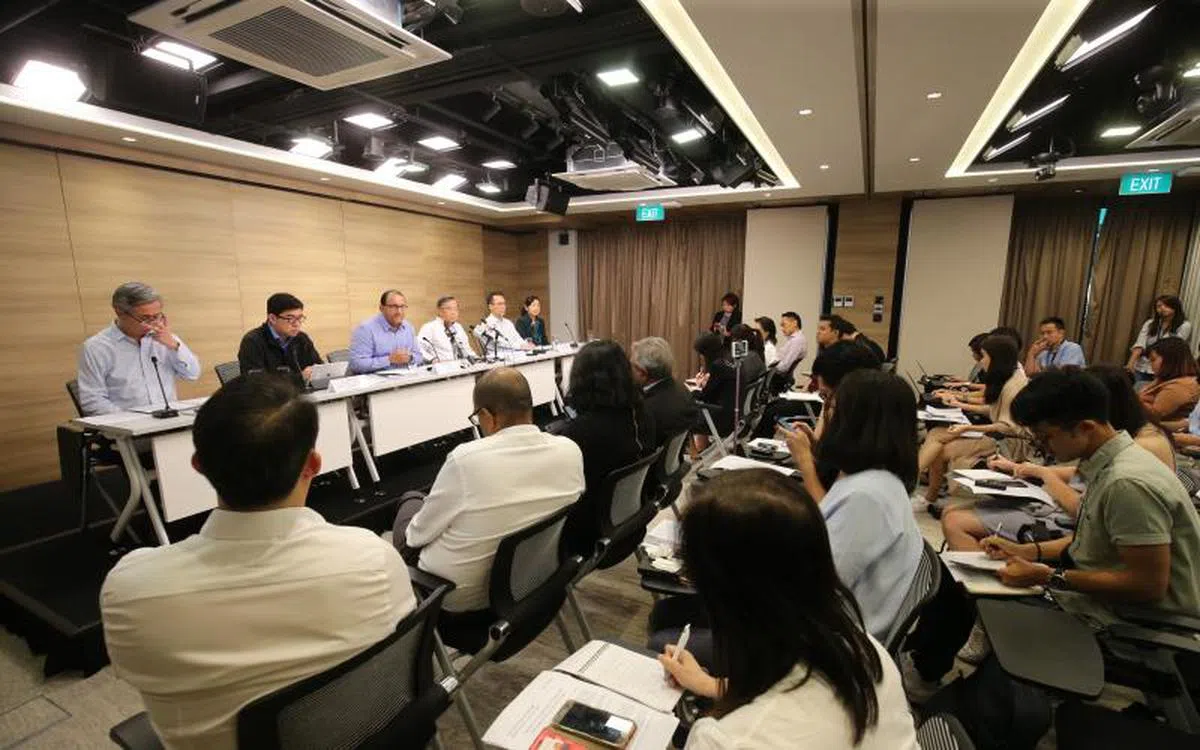  通讯及新闻部长易华仁（左三）宣布，将成立调查委员会调查黑客入侵事件。（联合早报） 