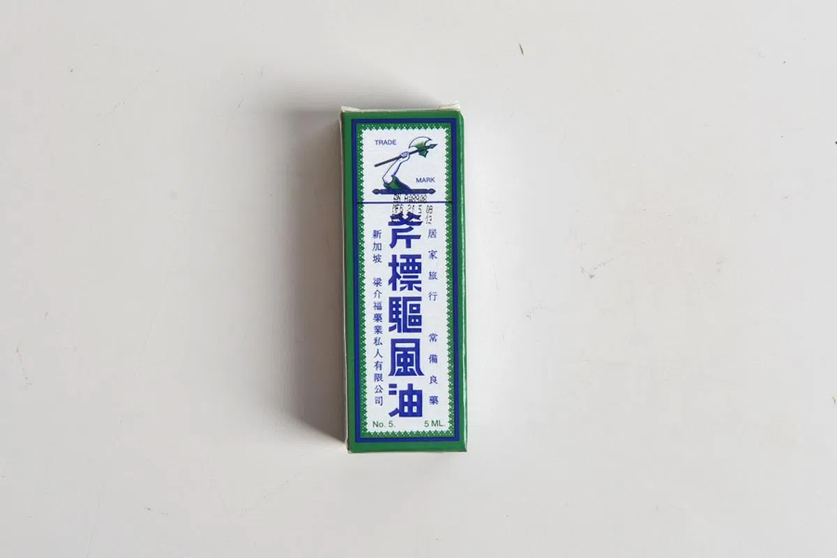 斧标驱风油是年长一辈的妈妈们必备的物品之一。（海峡时报）