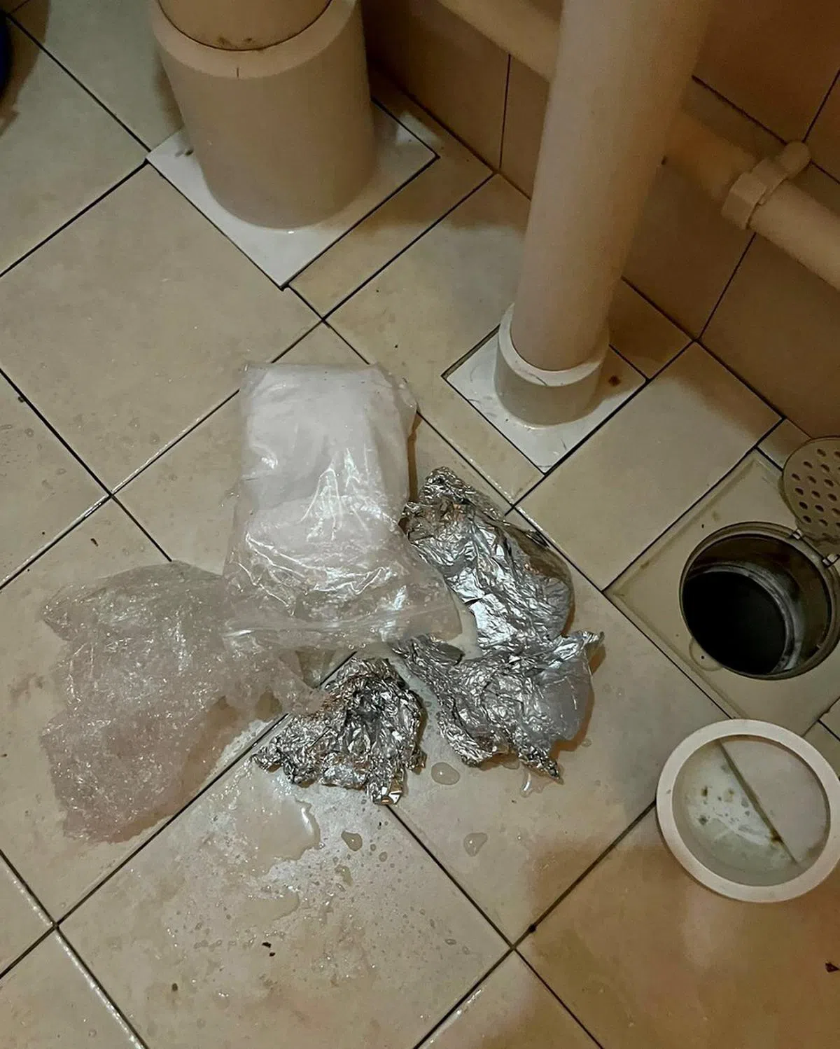 中央肃毒局在今年７月的突击行动中起获包括海洛因在内的多种毒品和吸毒用具。（肃毒局提供）