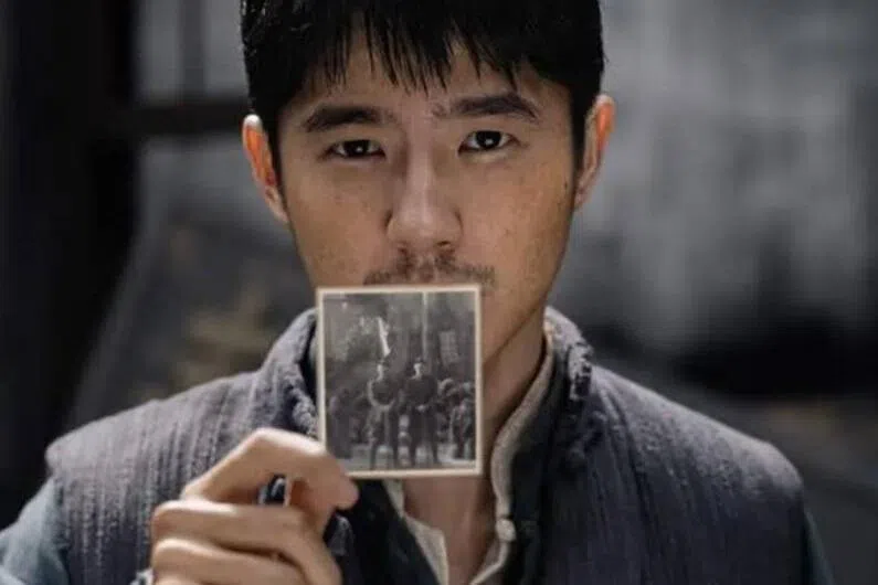 刘昊然在《南京照相馆》电影里饰演邮差阿昌。