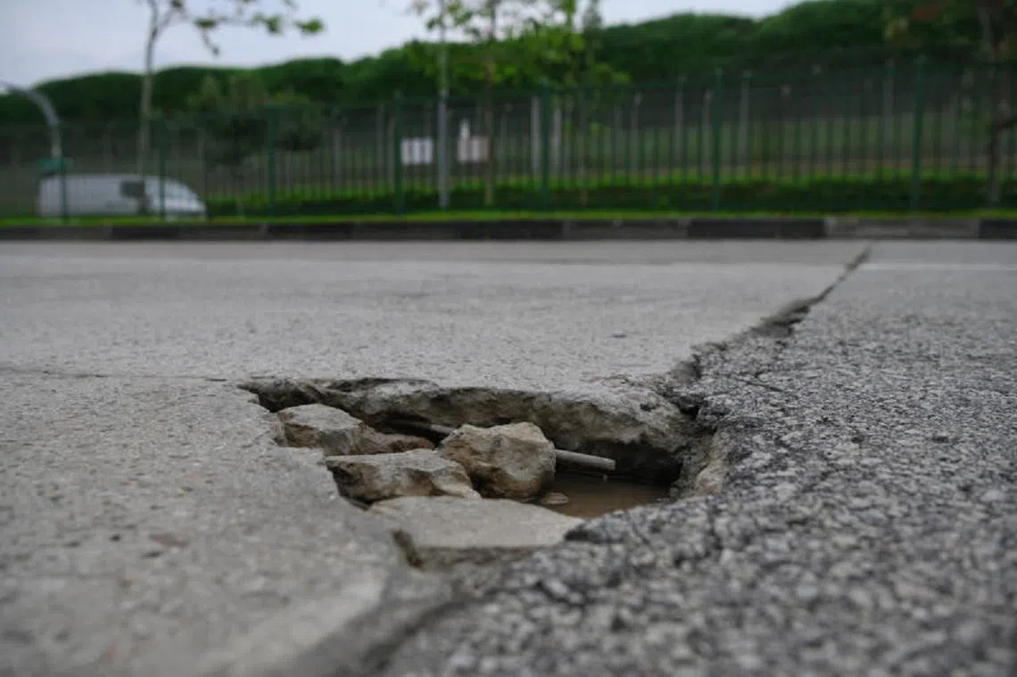 2023年4月5日，淡滨尼路上的其中一个坑洞。（海峡时报）