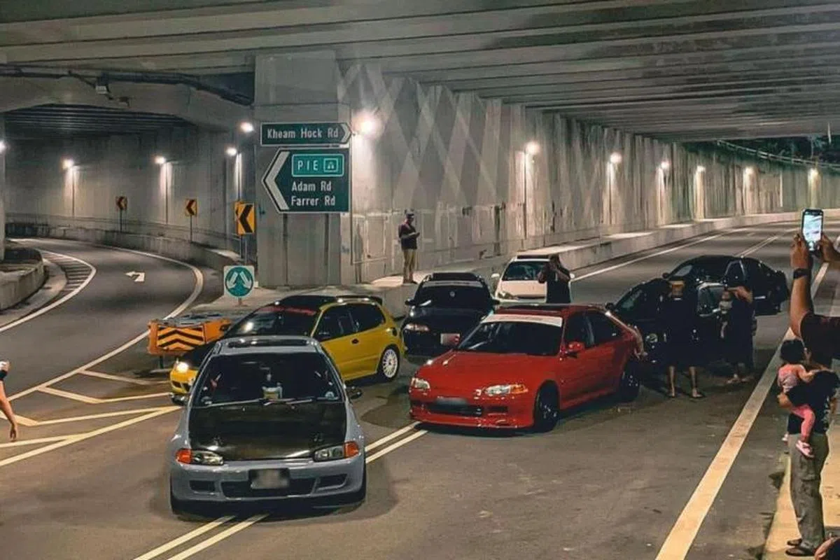 当时还有一些人抱着小孩围观拍照。（取自面簿）