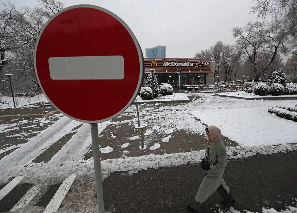 数据显示，约76%的设在俄罗斯的外籍公司仍留守当地。图为去年中退出俄罗斯市场的快餐店品牌麦当劳。（路透社）