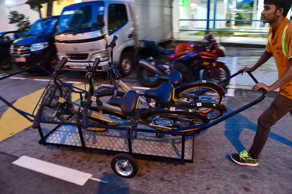  市镇理事会请员工清理oBike。（新明日报） 