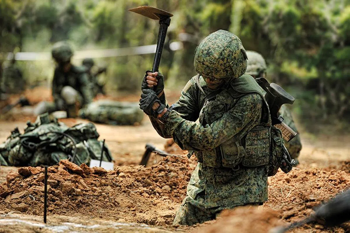 接受基本军训的新兵在野外训练中挖战壕。（国防部提供）