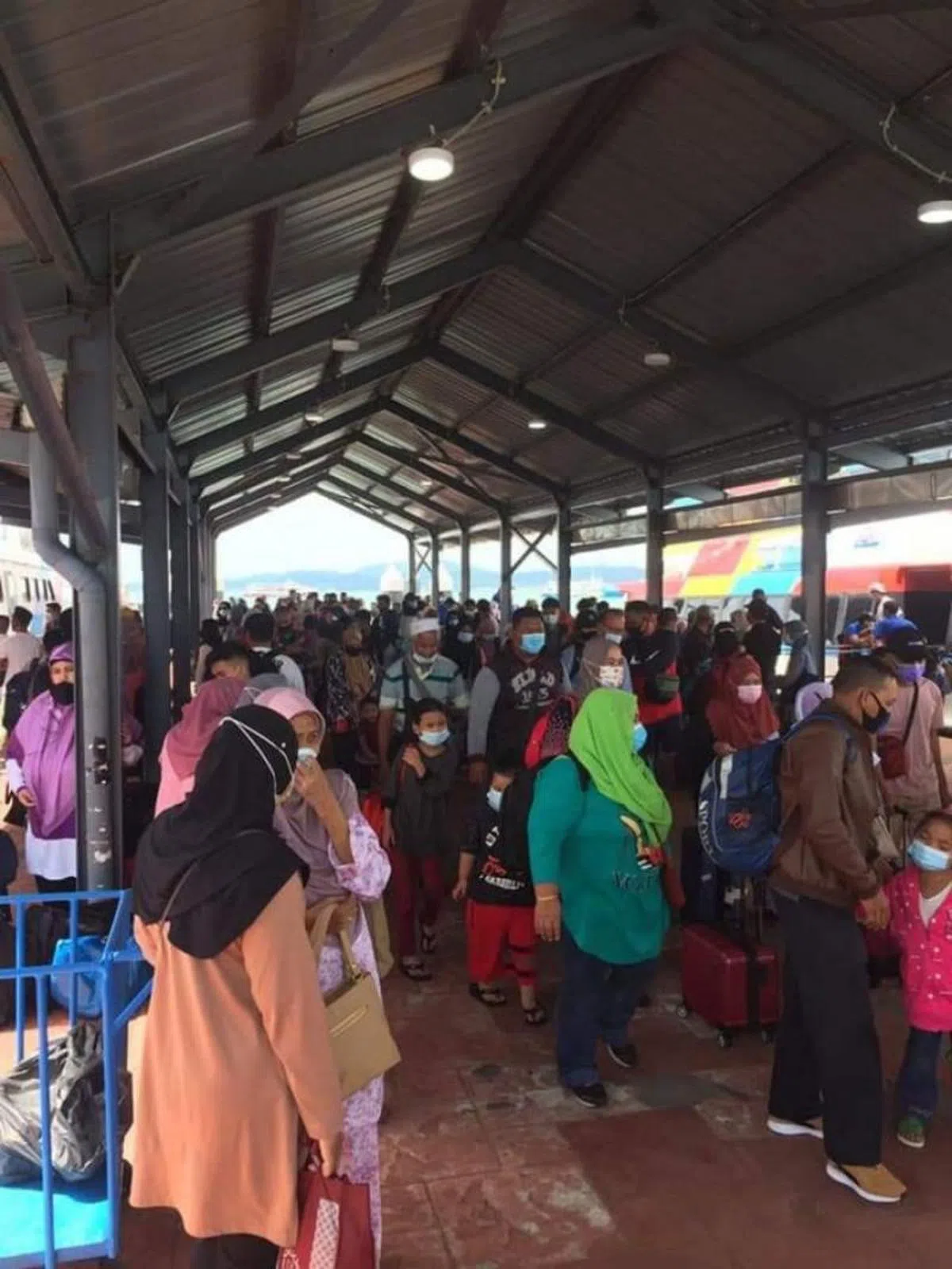  社交媒体日前流传浮罗交怡瓜镇客船码头出现人潮拥挤的照片。（东方日报） 