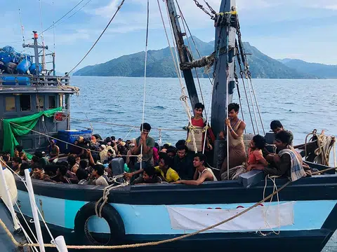 一艘载满人的木船，5月5日在兰卡威海域被马来西亚海岸卫队扣留，船上载有202名没有合法文件的乘客。当局相信这些人是罗兴亚人。参与偷渡的舵工和三名船员相信已跳海游上岸逃走。（法新社）