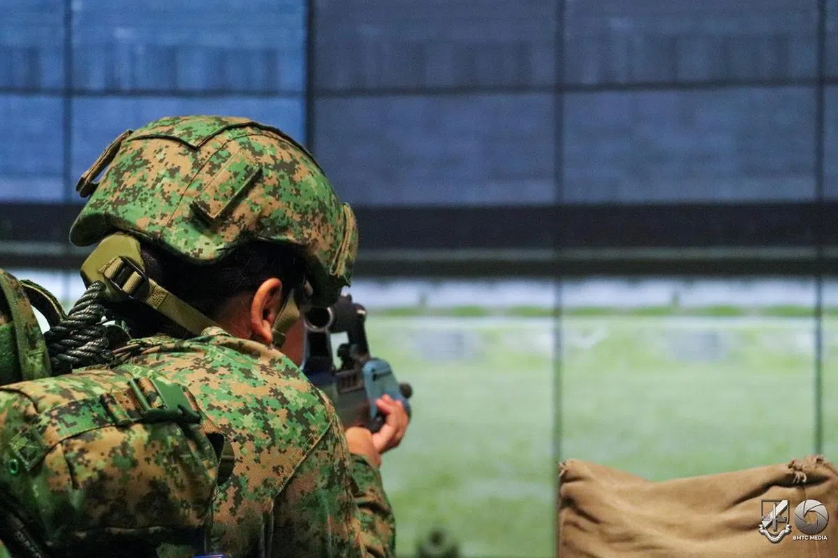 新兵必须通过模拟射击训练，学会使用冲锋枪之后，才能开始实弹射击训练。（取自基本军训中心脸书）
