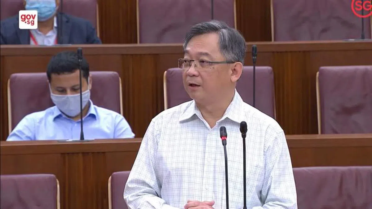  卫生部长颜金勇“暗示”，过去几天的个位数若能继续保持势头，甚至降到零病例，我们可望看到限制措施的放松。（gov.sg国会视频截图） 