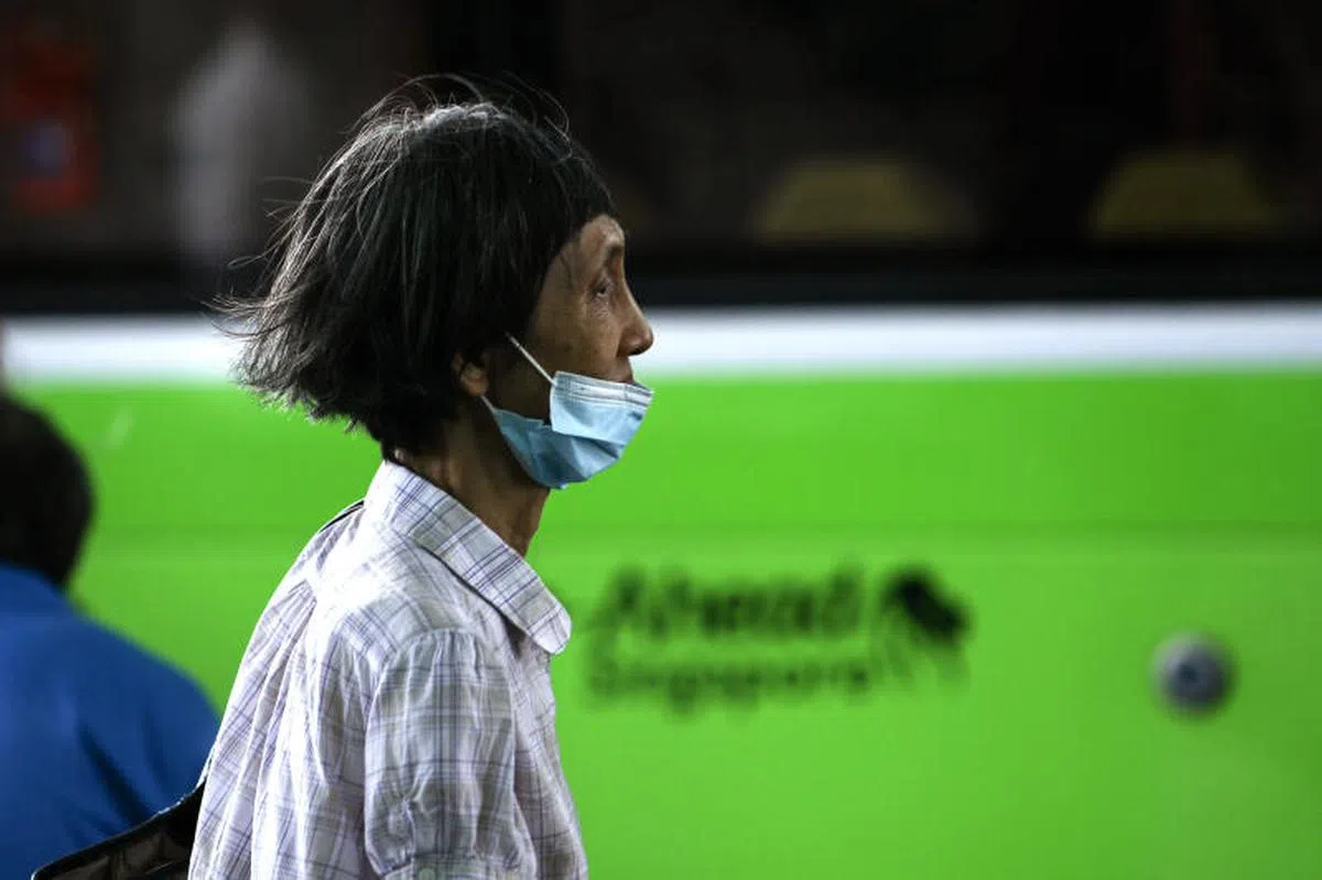  口罩应盖住鼻子、嘴巴和下巴，才能有效防护。（联合早报） 