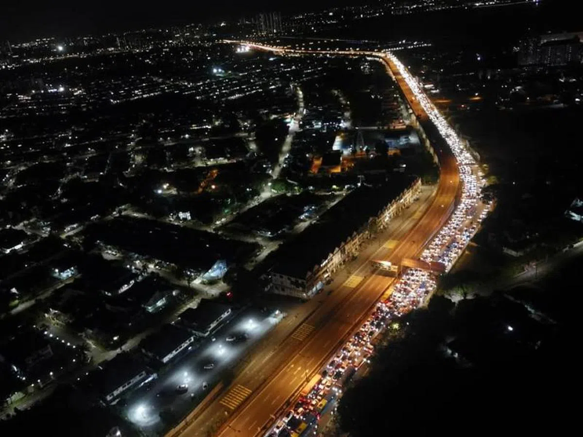  通往新山关卡的新山东部疏散大道出现长长车龙。（面簿） 