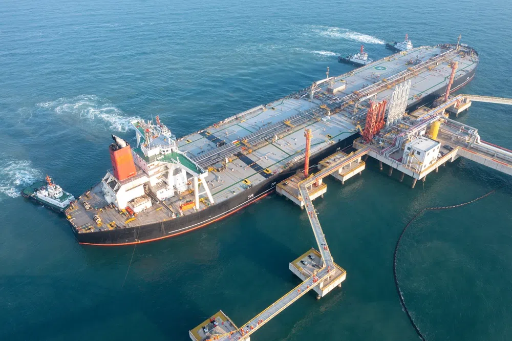 海南自贸港启动全岛封关后，第一批零关税通关的石化原辅料抵达洋浦港。 