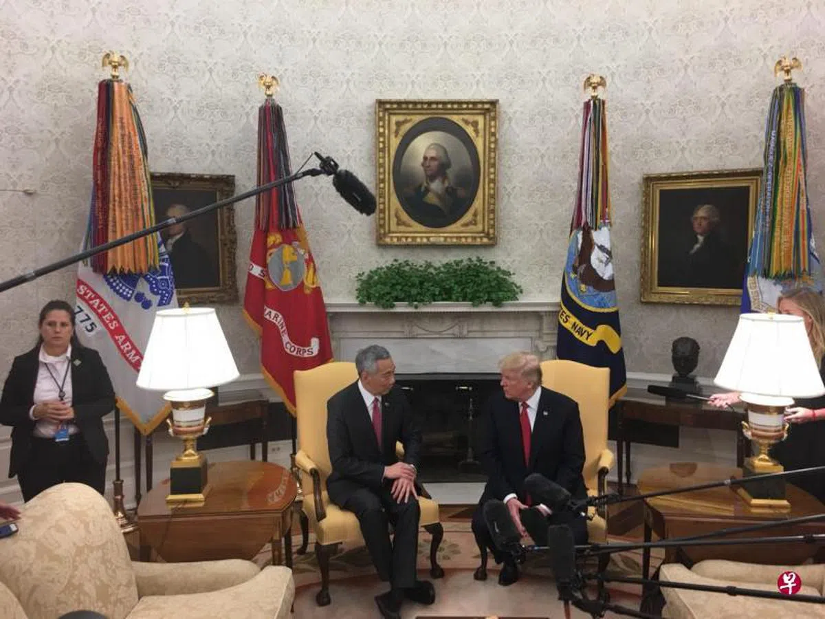  美国总统特朗普星期一中午在白宫西翼欢迎到访的李显龙总理。（海峡时报） 