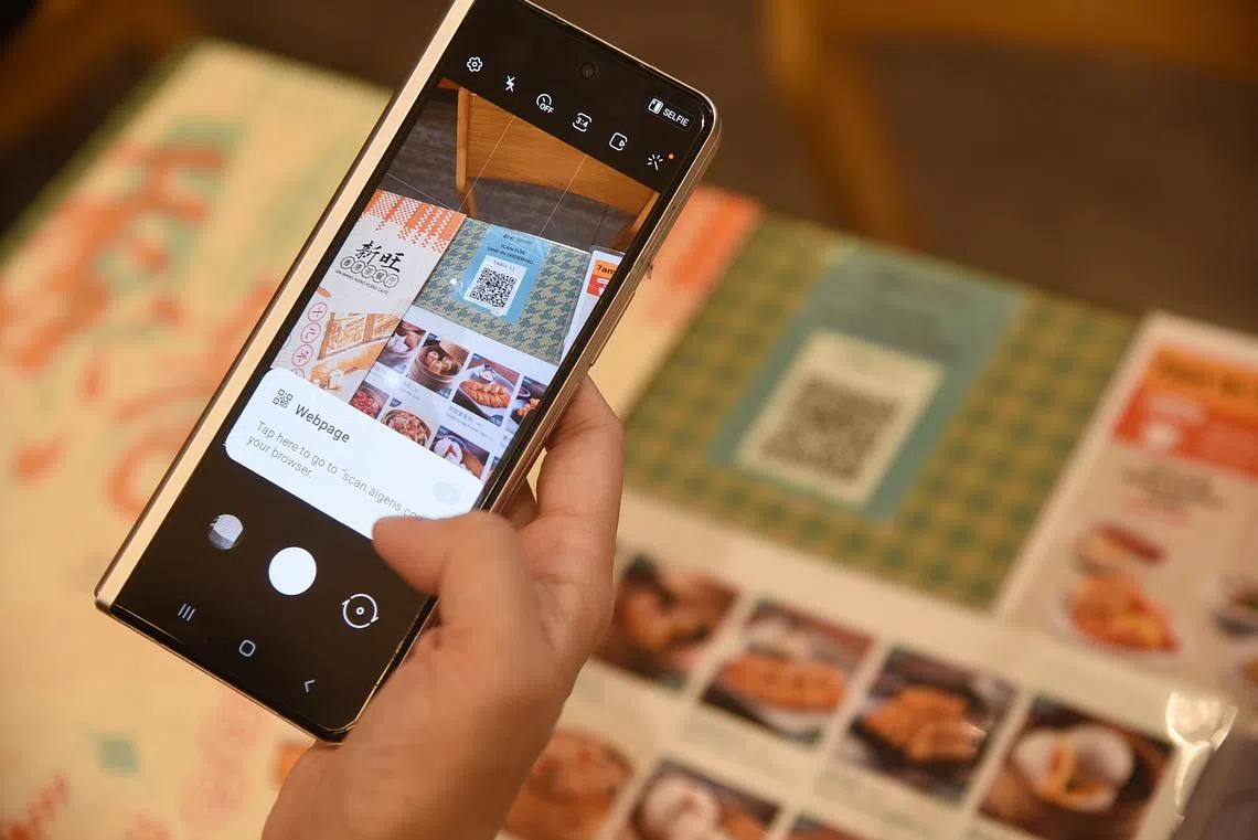 扫码点餐越来越普遍。（海峡时报）