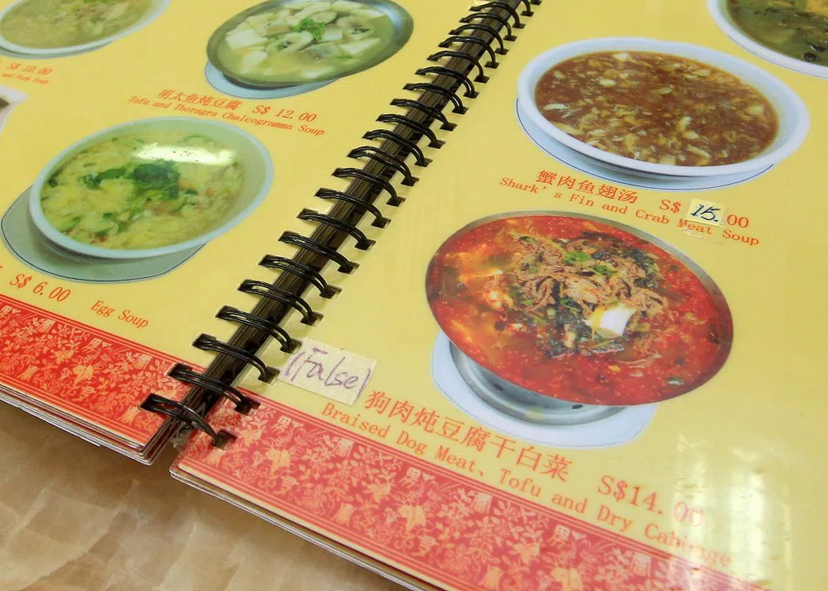 这家东北餐馆被指示在“狗肉菜肴”的菜单上注明“假的”，以免误导食客。（联合早报）