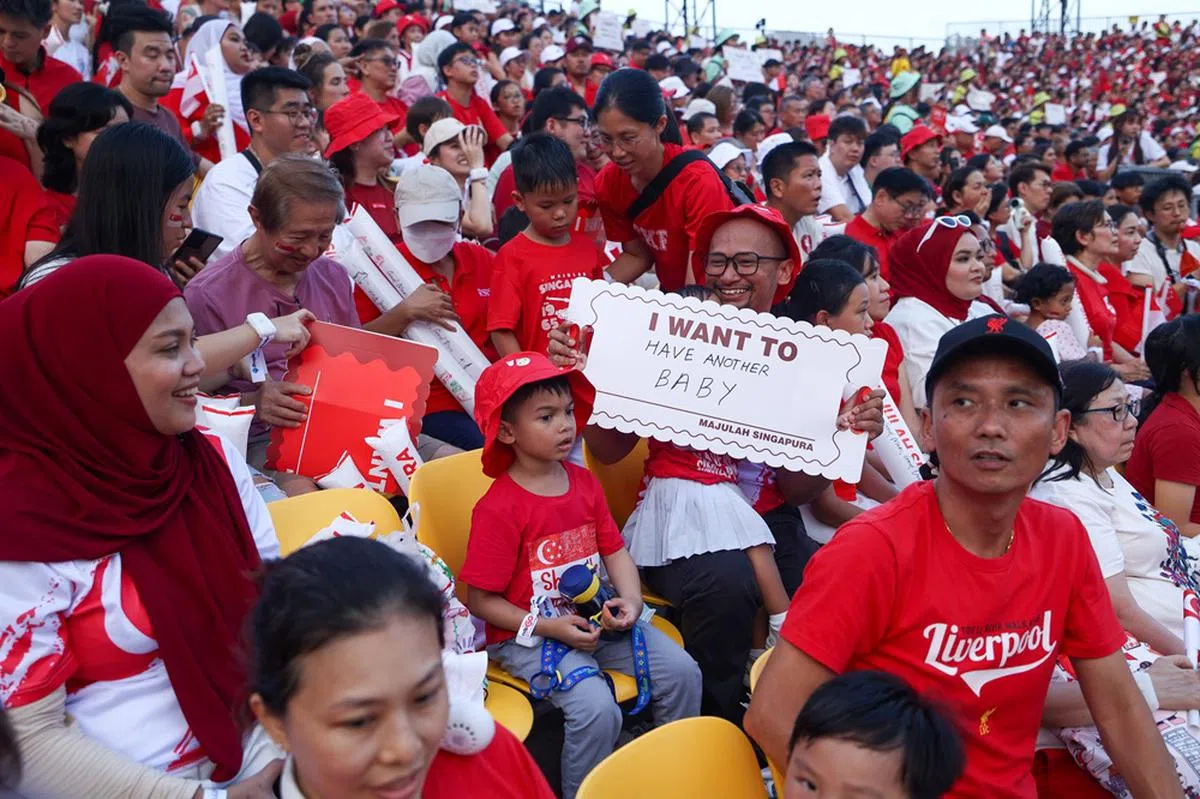 这位爸爸想多添一个宝宝，却用牌子遮住小女儿，是怕她妒忌，不让她看到吗？（联合早报）