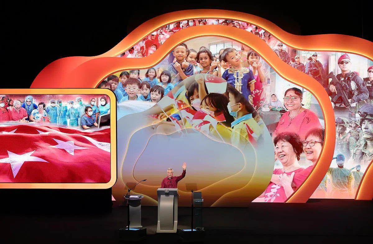 李显龙总理2022年在国庆群众大会上宣布新设一个“应对冠病坚韧奖章”来表彰疫情期间直接参与抗疫行动、做出实质贡献的个人与团体。（海峡时报）