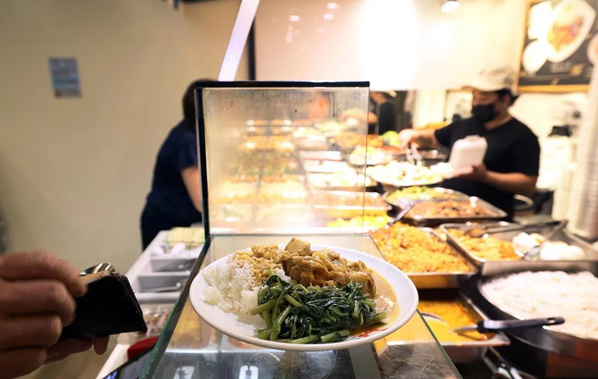 有摊主认为，如果食物定价便宜，自然就会有很多顾客前来光顾。（联合早报）