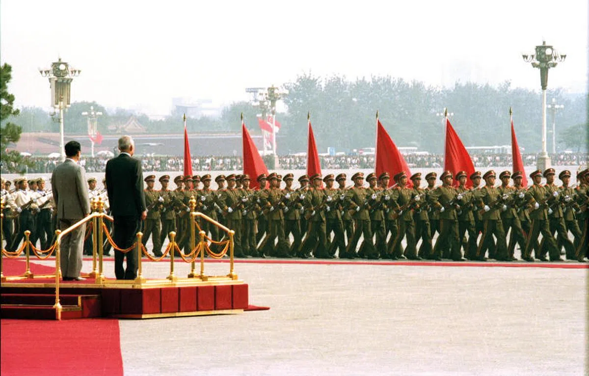  已故建国总理李光耀（看台右）与已故中国总理李鹏（看台左）1988年9月在李光耀出访中国8天时，于北京人民大会堂前出席阅兵欢迎仪式。（新报） 