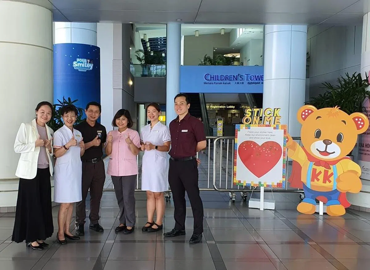  “Stick On Me”纸板让民众贴上已经不再需要的贴纸。（竹脚妇幼医院面簿） 