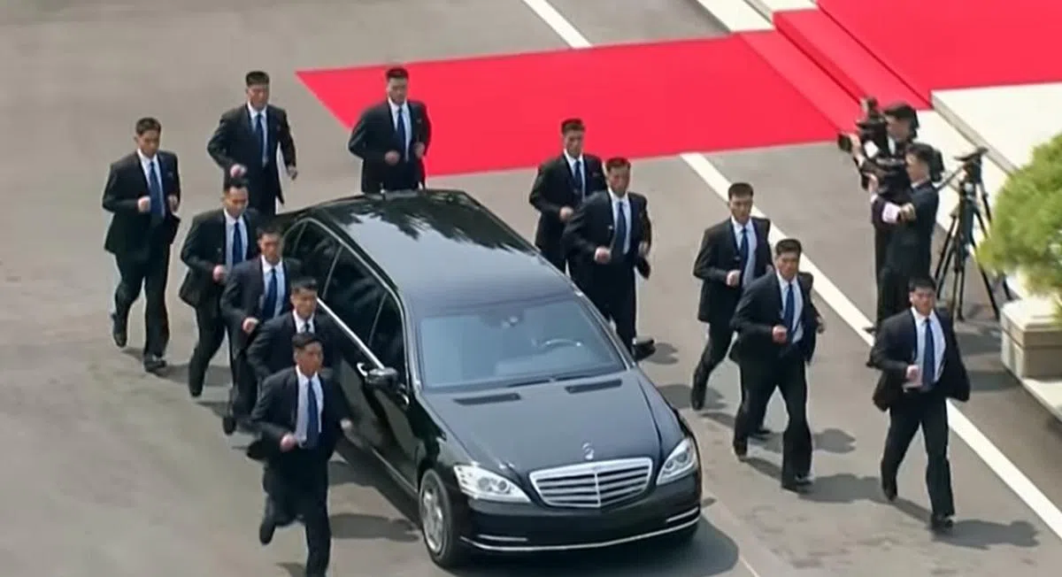  朝鲜最高领袖金正恩坐车出行时，车子周围经常有12名“黑衣人”一路护航。（互联网） 