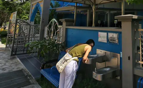 设于新加坡东部一座回教堂外的饮水机。（联合早报）