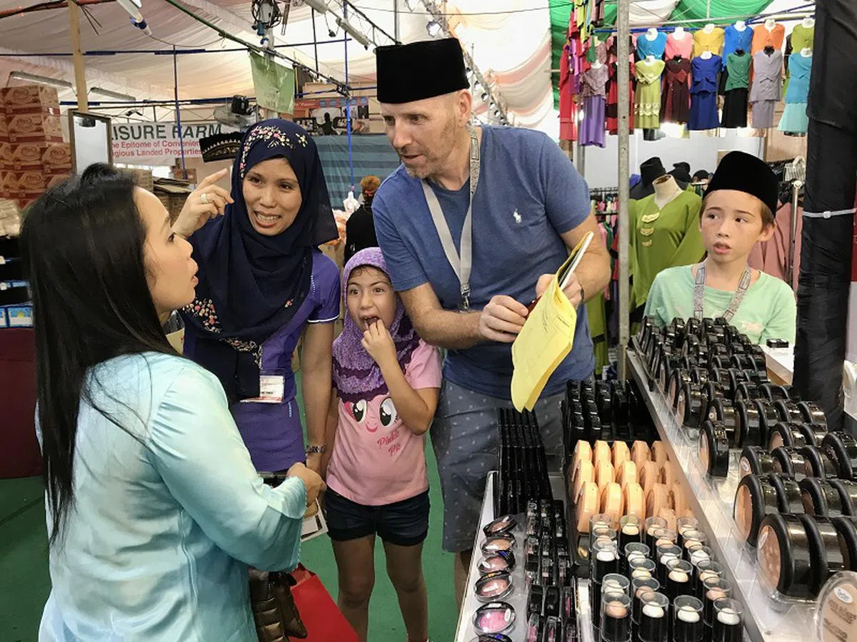  出生于苏格兰的莫里森（右二）一家首次前往芽笼士乃市集，并参与配合开斋节及芽笼士乃亮灯庆典所举行的“文化古迹知识竞赛”。（联合早报） 