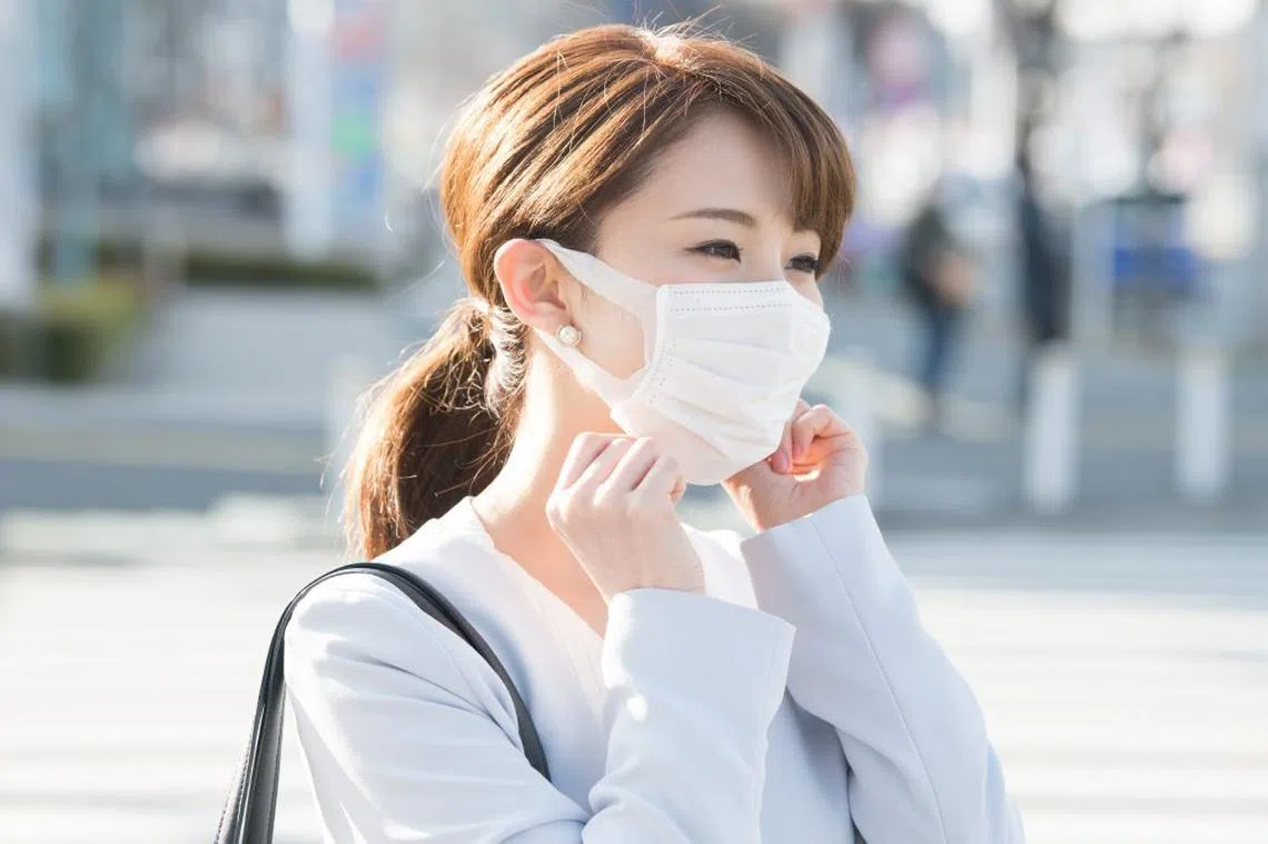 日本早在冠病疫情暴发前，就已有在特定时候如感冒或冬天预防特定疾病时佩戴口罩的习惯。（Japan Insider）
