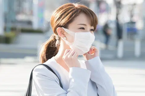日本早在冠病疫情暴发前，就已有在特定时候如感冒或冬天预防特定疾病时佩戴口罩的习惯。（Japan Insider）