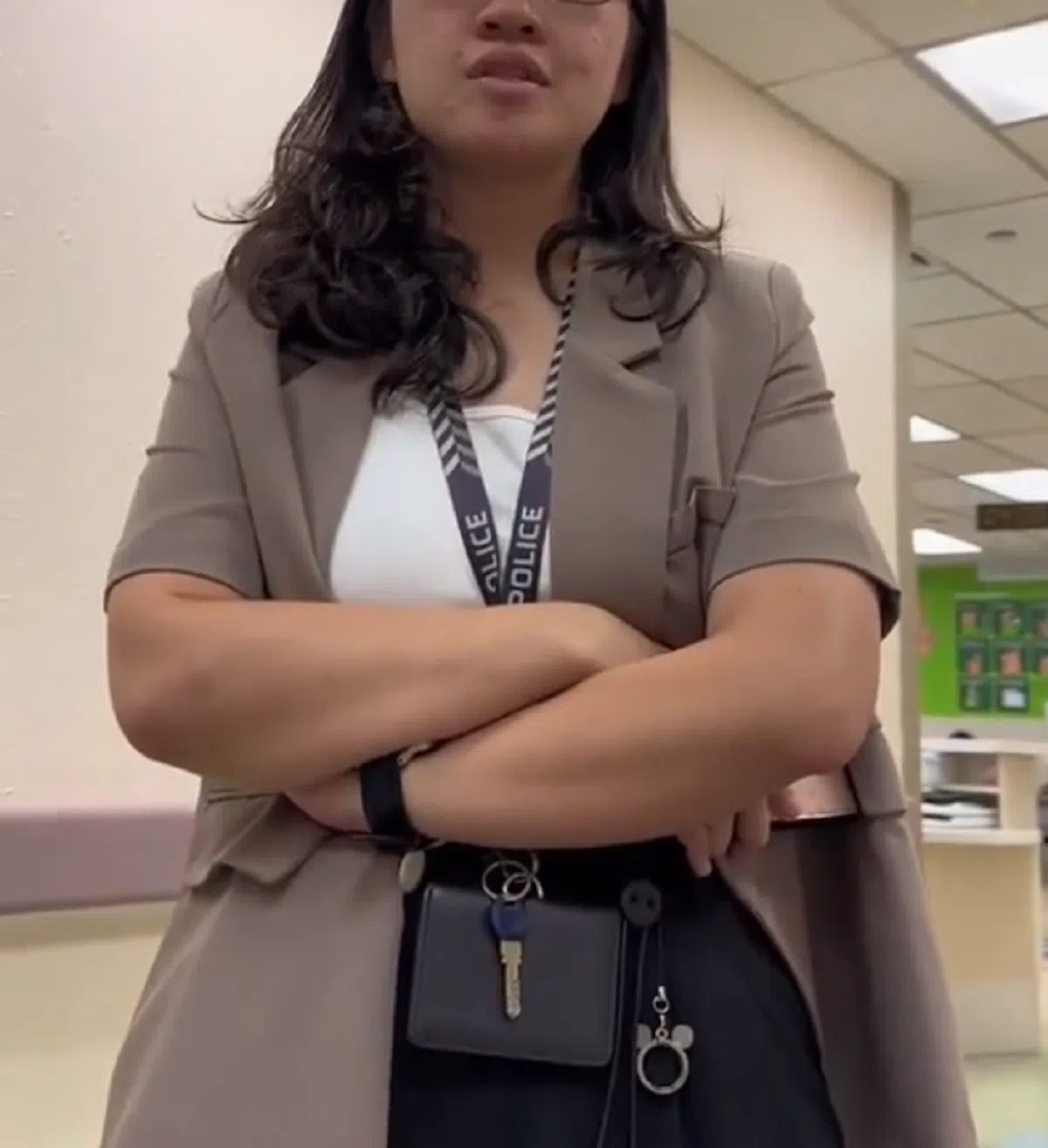 女警自视频一分半钟起，就一直紧紧交叉着的双臂。（视频截图）