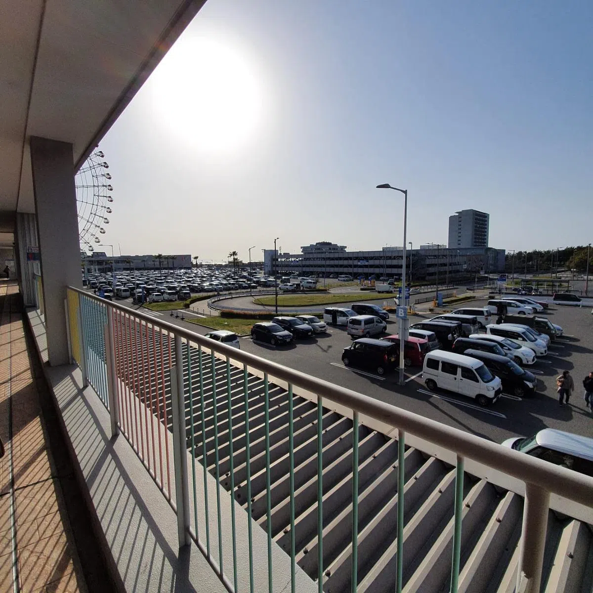  Outlet停车场停满了当地游客的车子。（作者提供） 