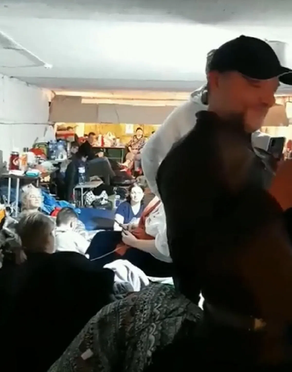 乌克兰基辅某防空壕。（视频截图）