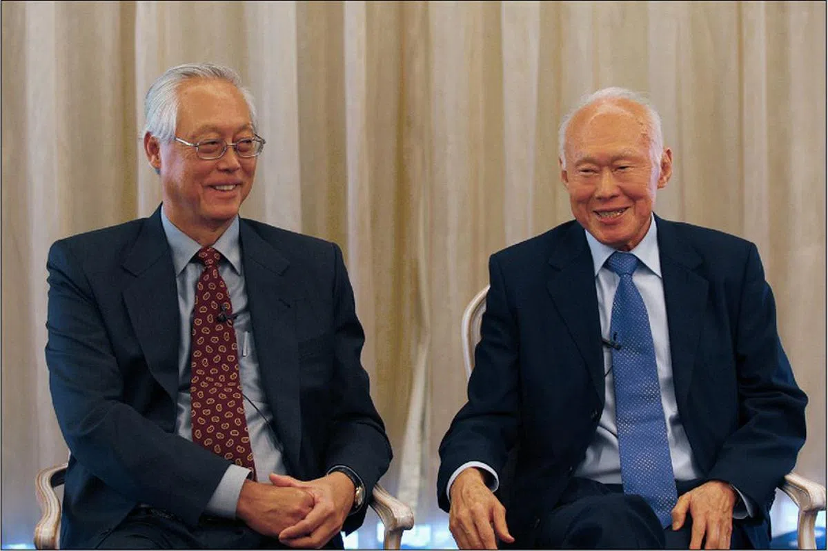  已故建国总理李光耀（右）与新加坡第二任总理、​​​​荣誉国务资政吴作栋摄于2008年。（海峡时报） 