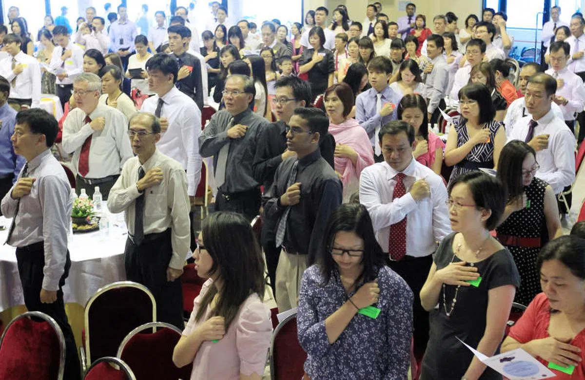   2012年7月7日，宏茂桥和盛港西的200多名新公民在德义民众俱乐部参与宣誓仪式。（联合早报） 