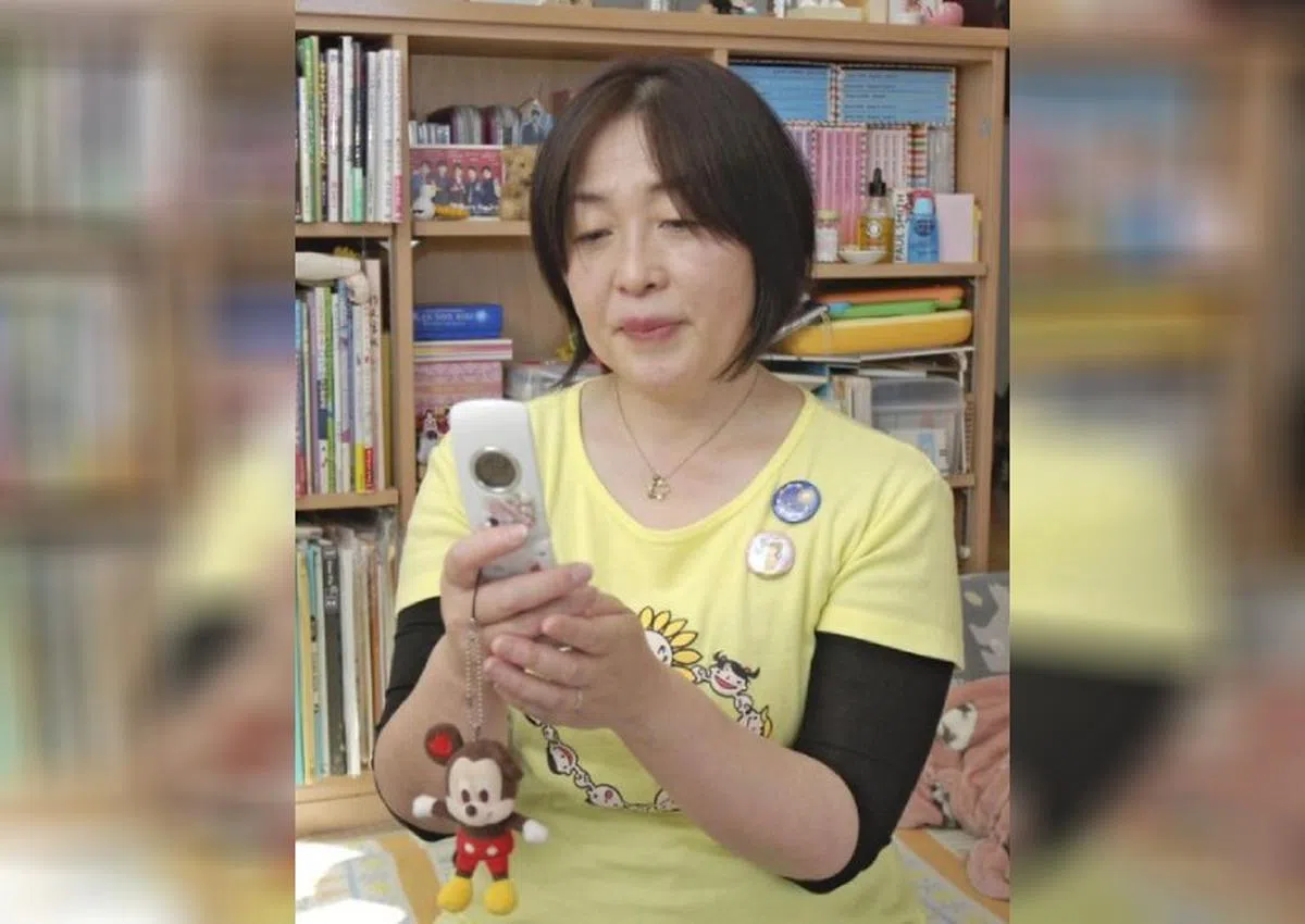  高桥博美读着女儿离世前的短信，陷入十年前的回忆，这是她缅怀女儿的方式。（读卖新闻） 