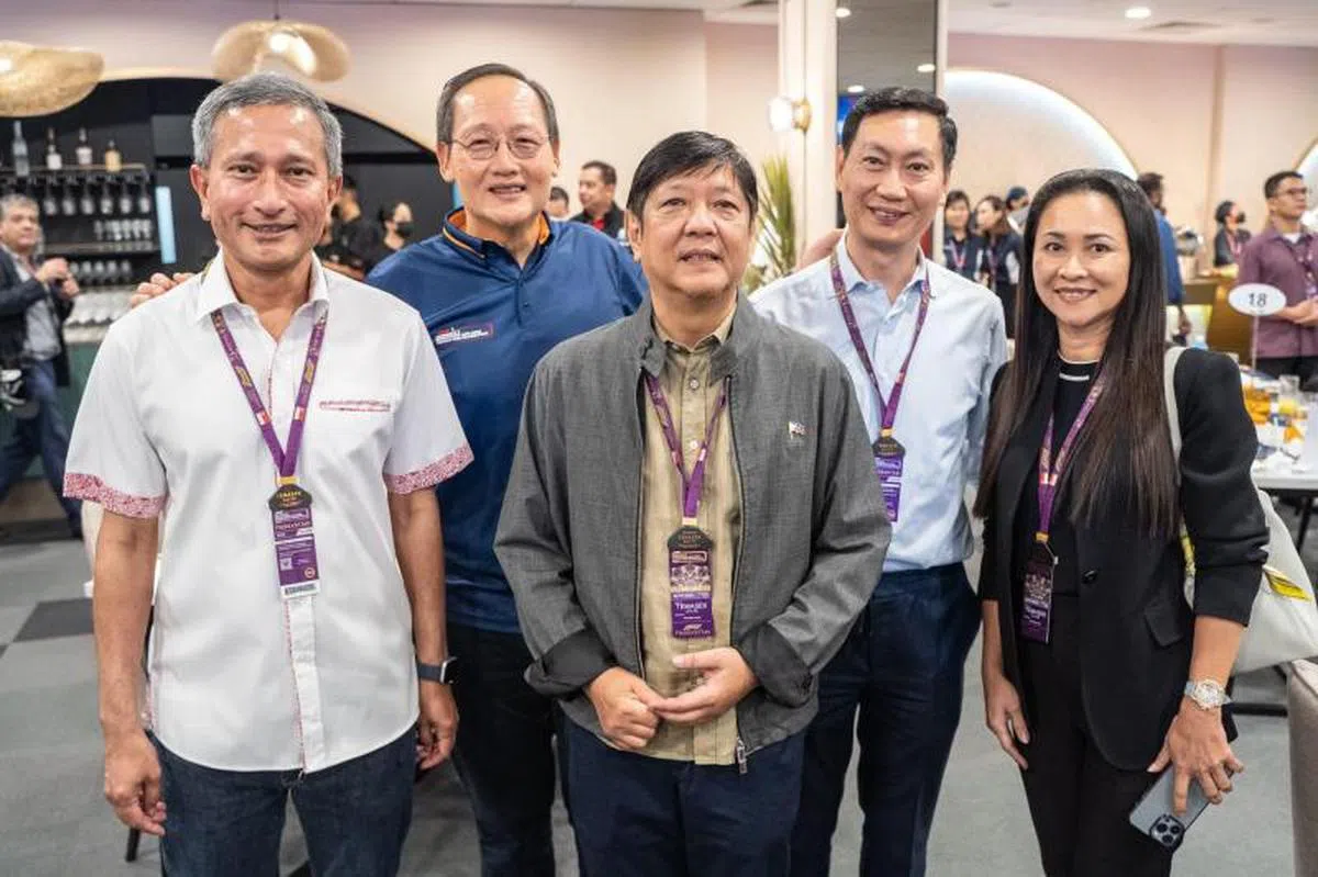 新加坡外交部长维文（前排左）和人力部长兼贸工部第二部长陈诗龙医生（后排左），与菲律宾总统小马可斯（前排中）和柬埔寨总理府随行部长Keo Rottanak（后排右）等嘉宾合照。（陈诗龙面簿）