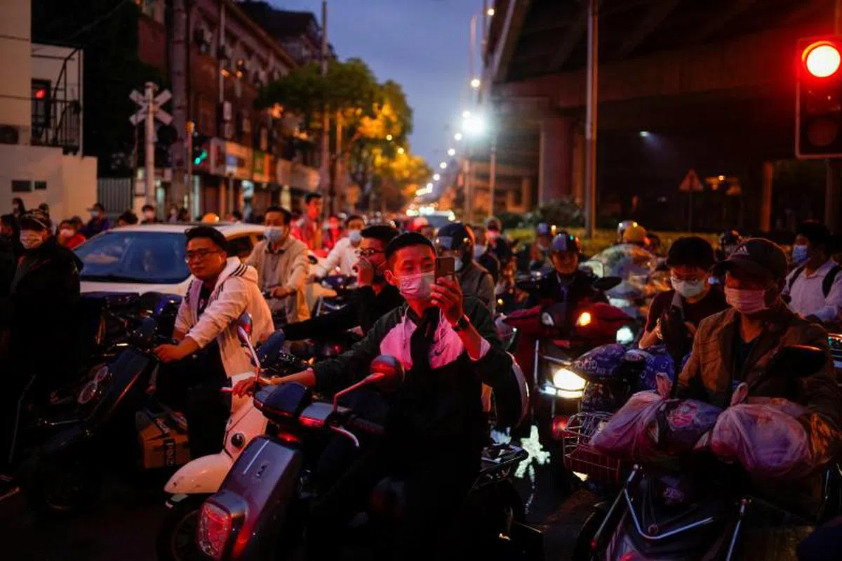  疫情趋稳的中国已逐步放宽限制，图为上海的街头景象。（路透社） 