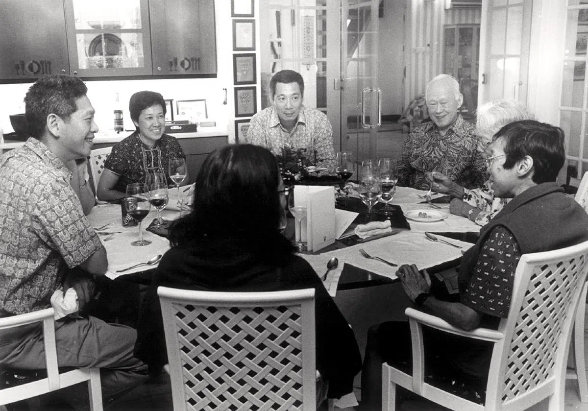  李家共进晚餐，照片摄于2001年。（李家） 