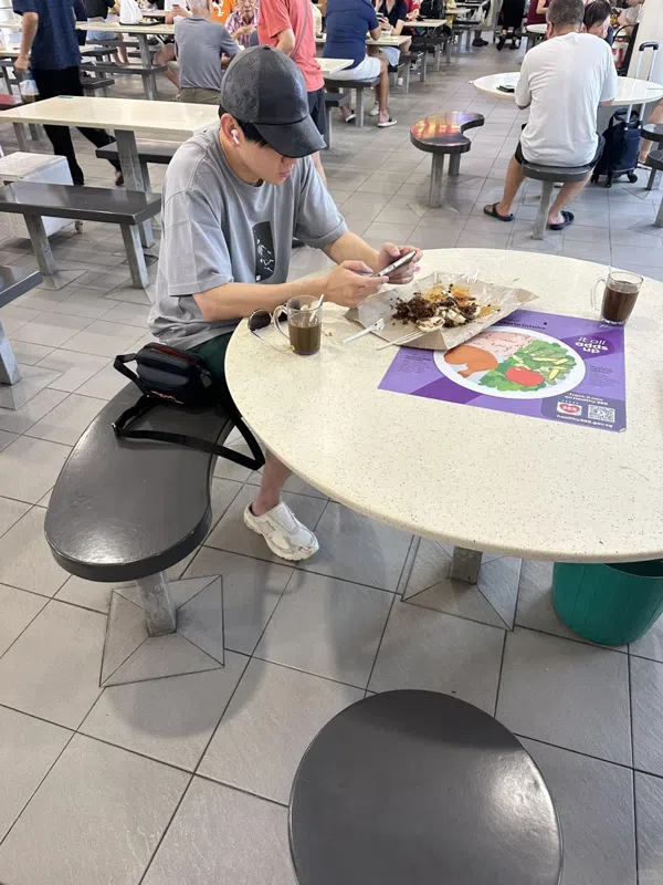 网民偷偷拍下林俊杰的照片。