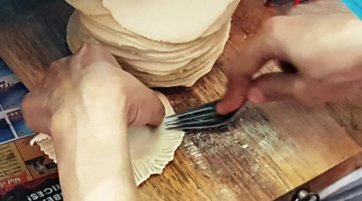 月牙形状的咖喱卜。（Makansutra）