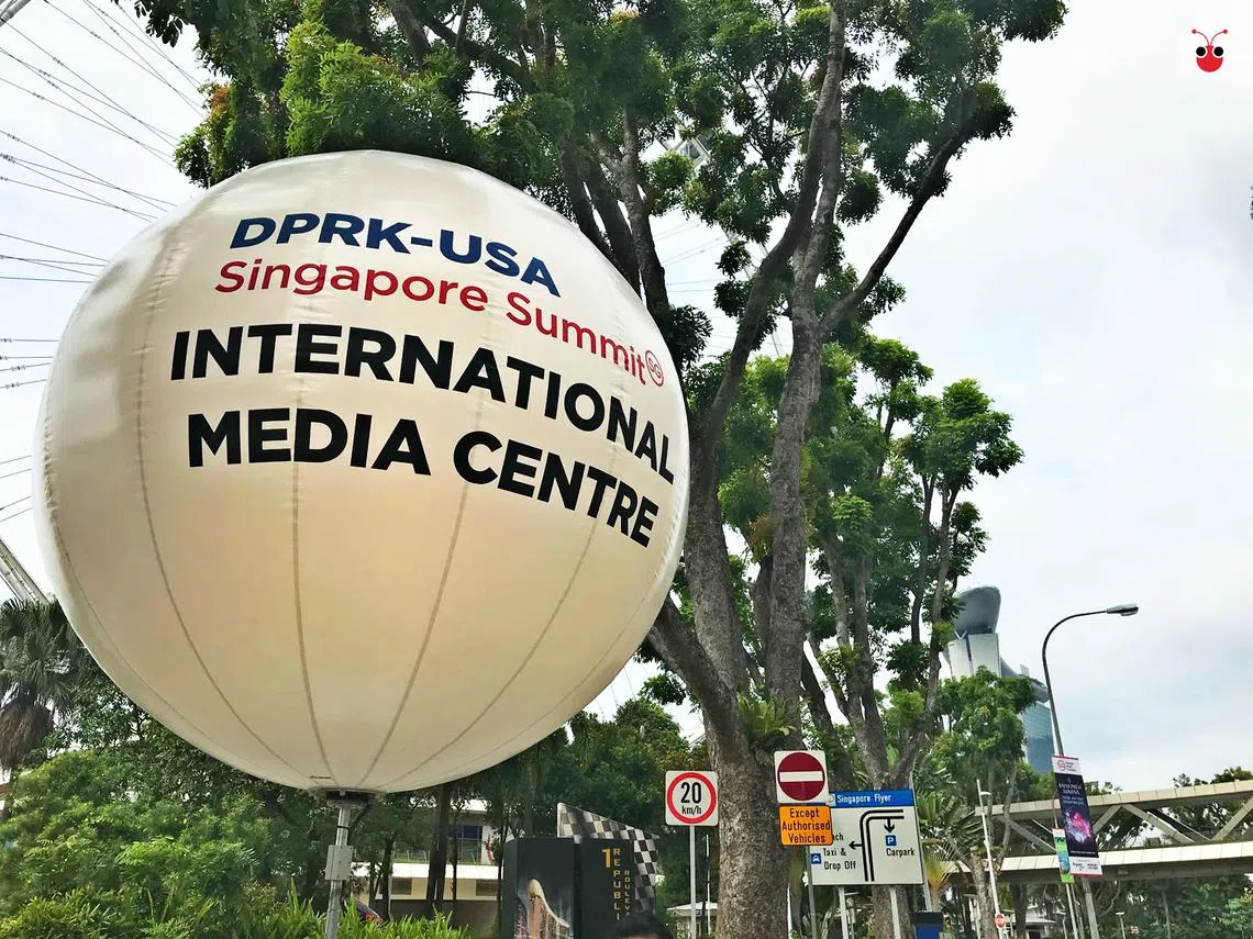 特金会国际媒体中心门口的广告球。（卢凌之摄）