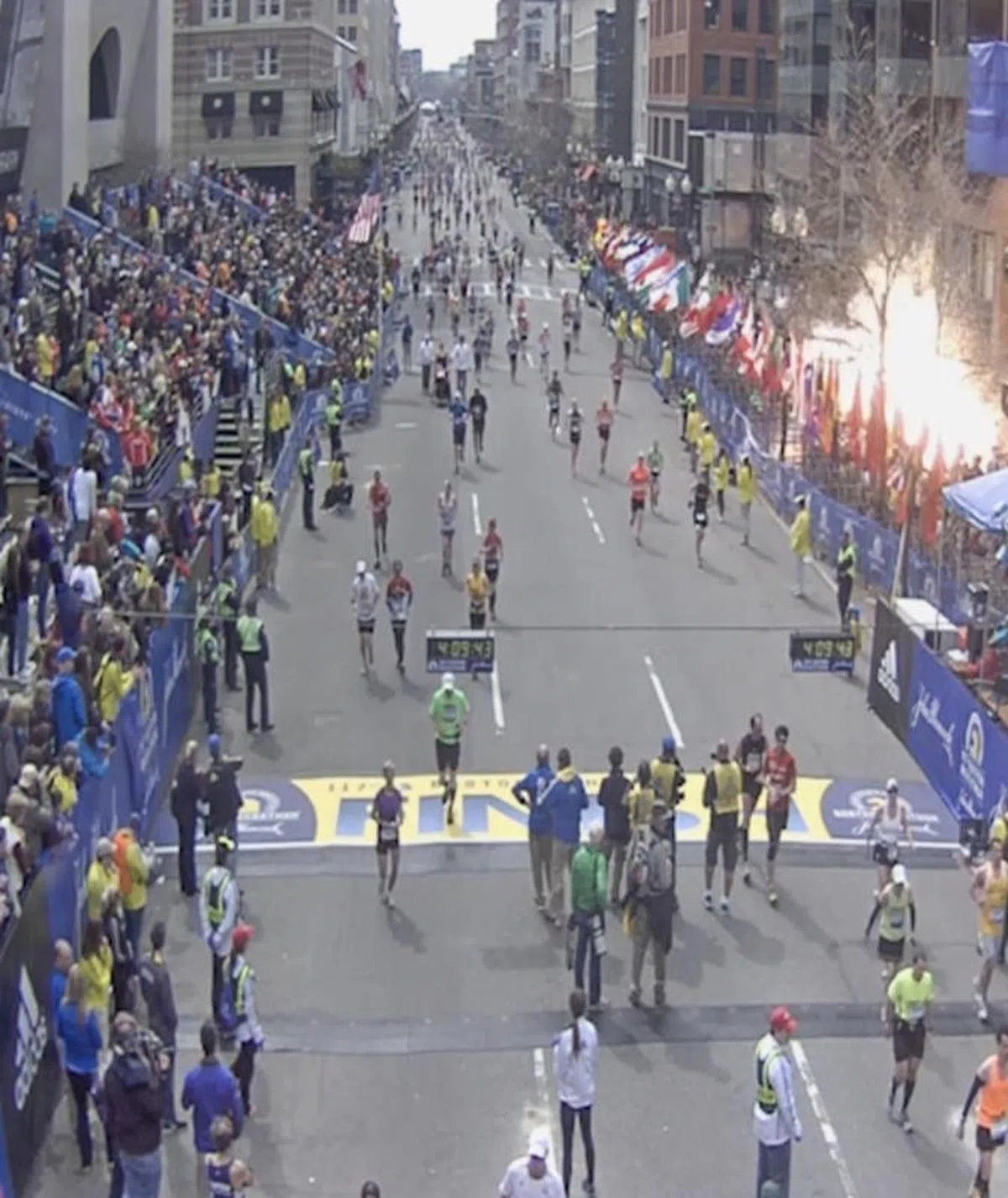  波士顿马拉松赛炸弹爆炸发生在终点处，造成3死260人受伤。（欧洲新闻图片社） 